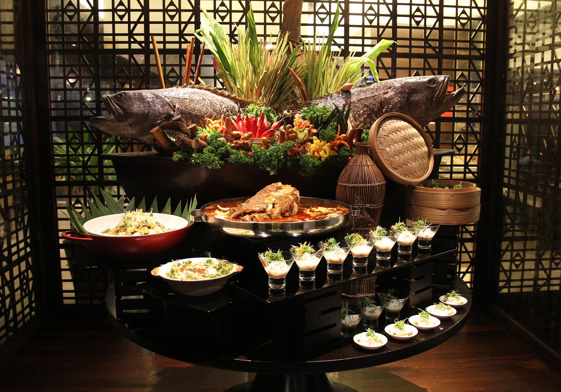doubletreebyhiltonkl_makan-kitchen_giant-estuary-grouper-display-with-5-dishes