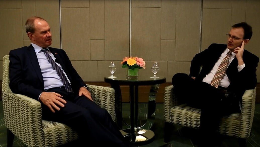 Leigh Howard in discussion with Minister Hamilton-Smith