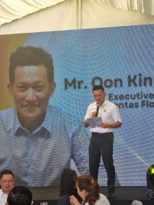 Mr. Oon Kin Seng, Group Executive Director of Pentas Flora Group, giving a speech and explanation about the various portfolios of Pentas Flora.